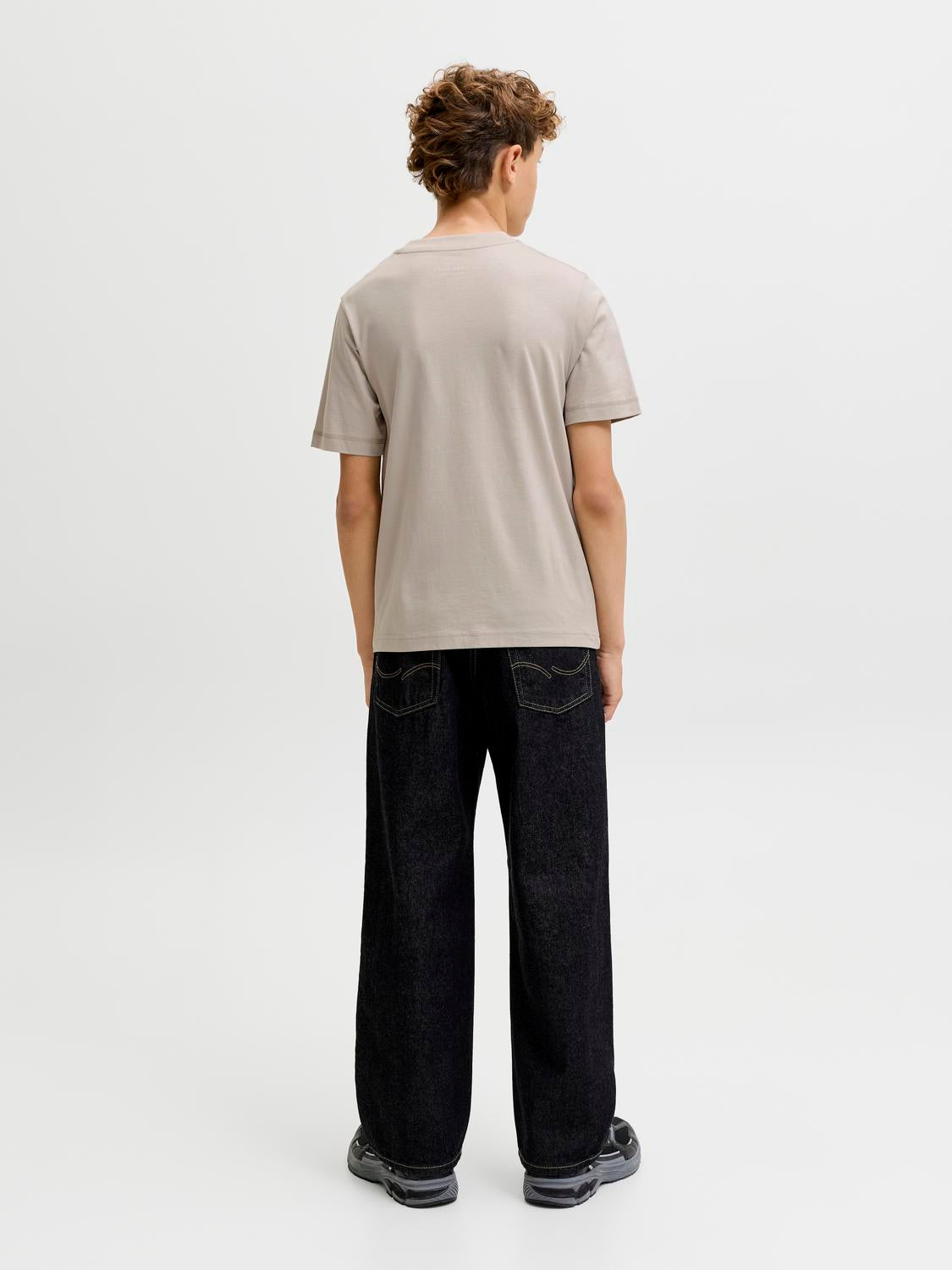 model_shot-back